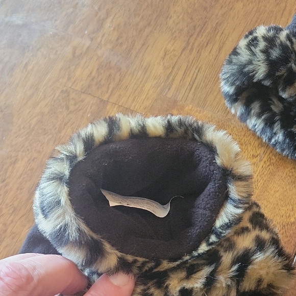 Isotoner Women's Black Stretch Fleece Hat and Gloves - Picture 6 of 6